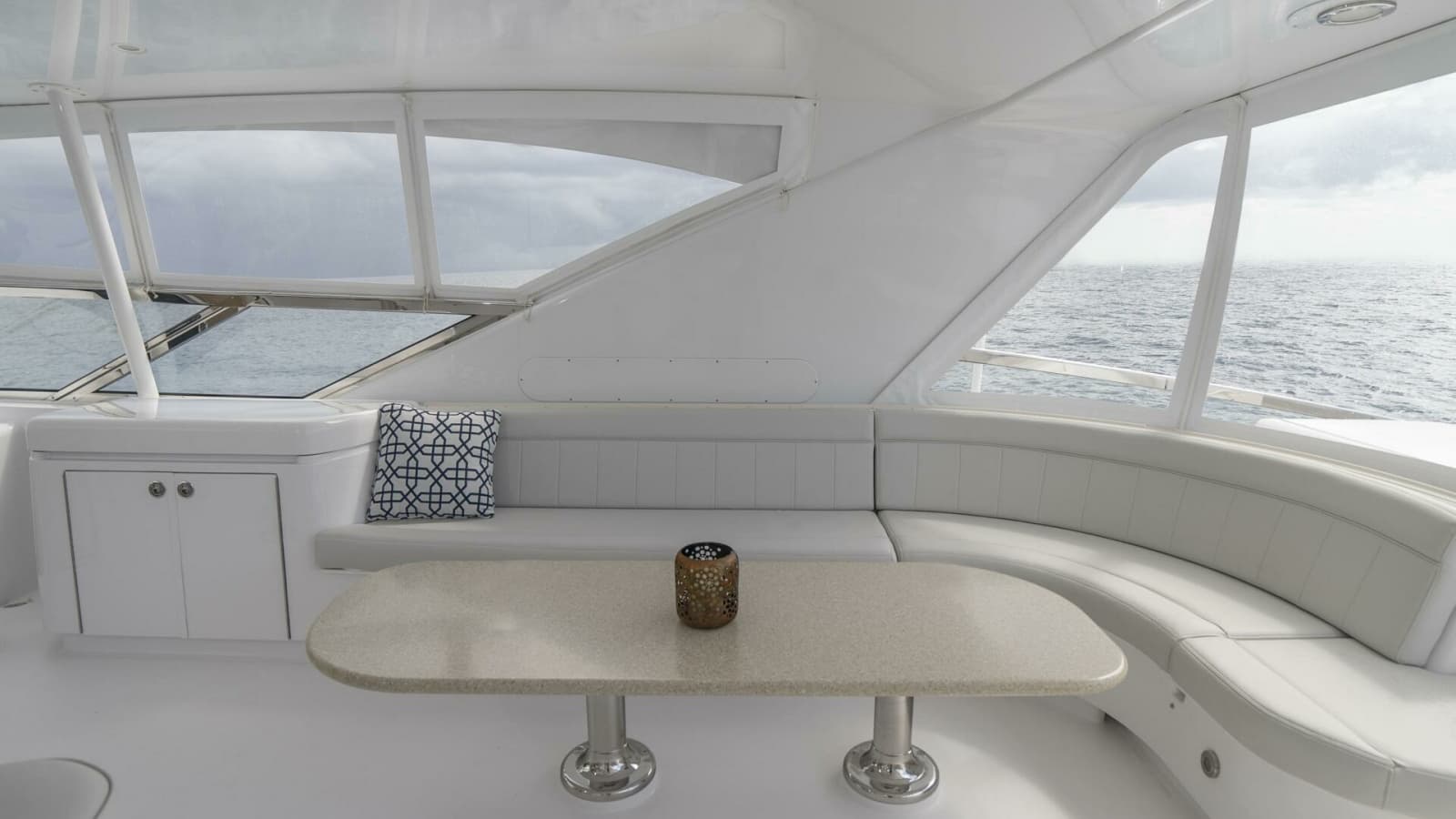 Hatteras 80 Gallopin- Flybridge Entertaining Area