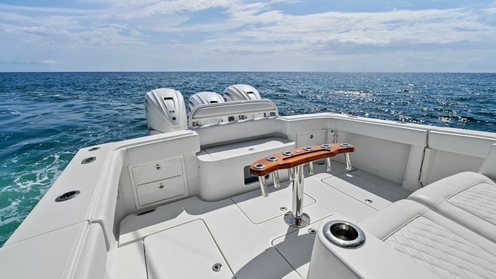 2020 Jupiter 43 SF MENACE Cocpit