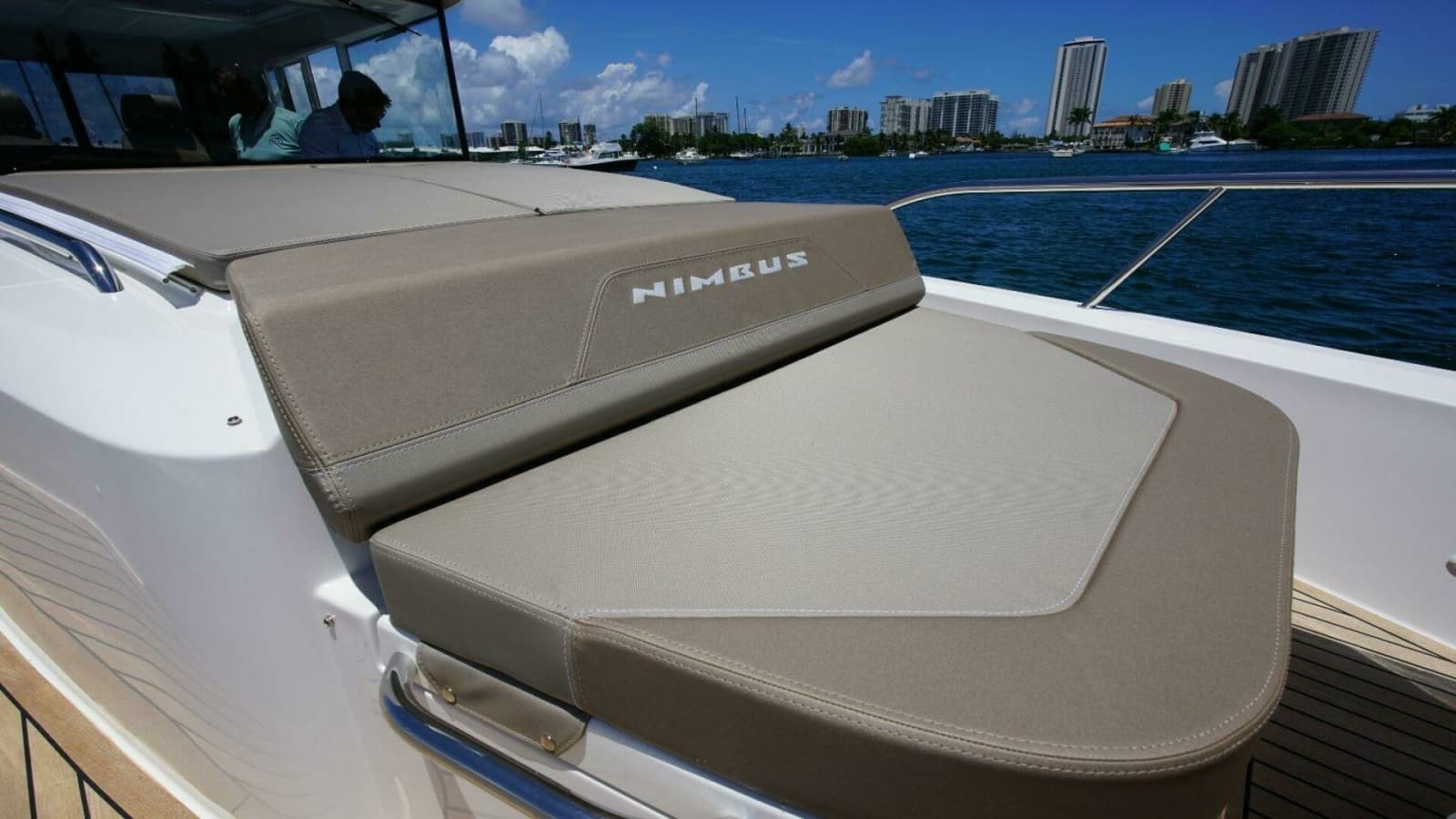 Nimbus Commuter 11 - Forward Seating