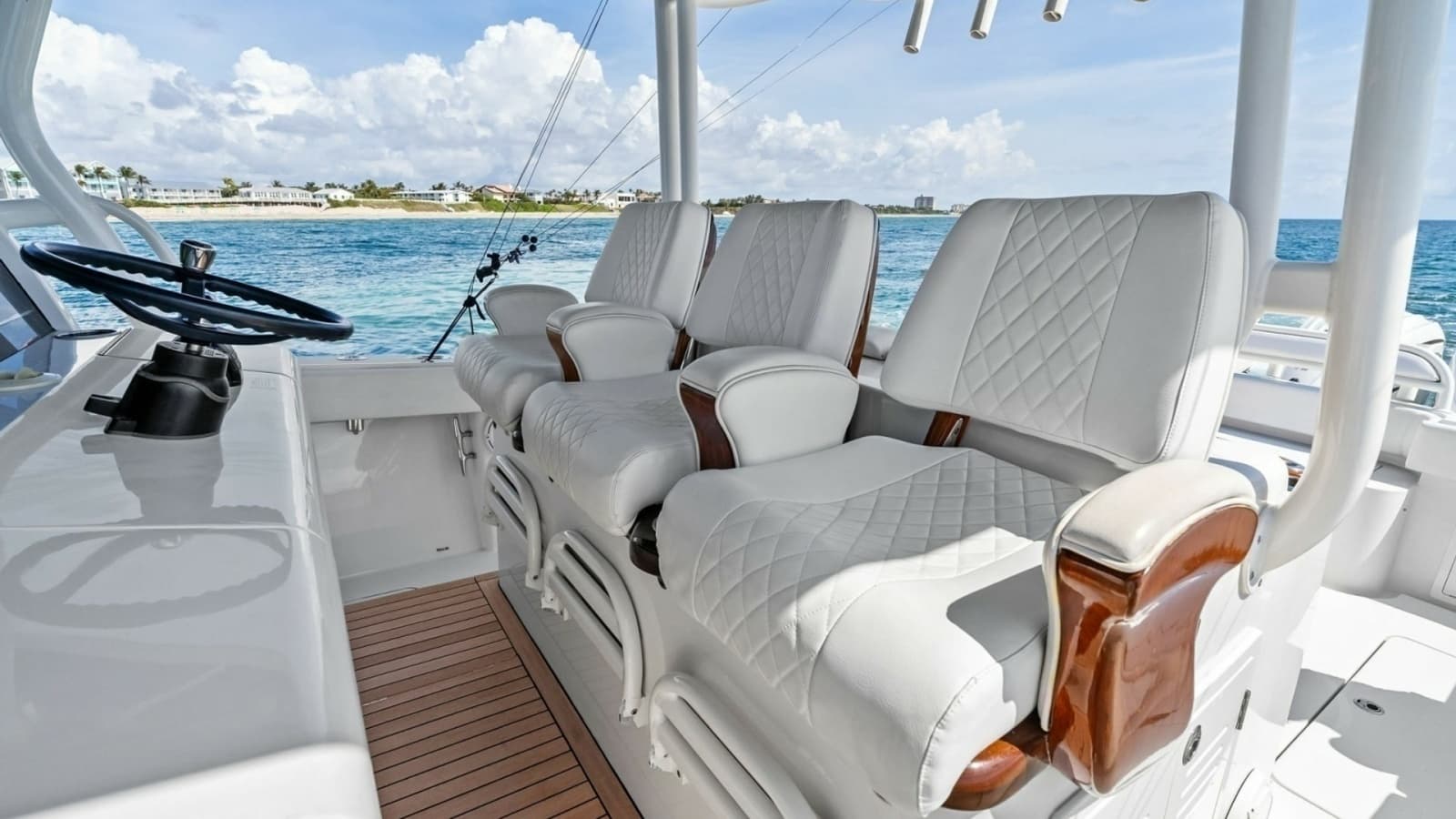 2020 Jupiter 43 SF MENACE Helm Seating