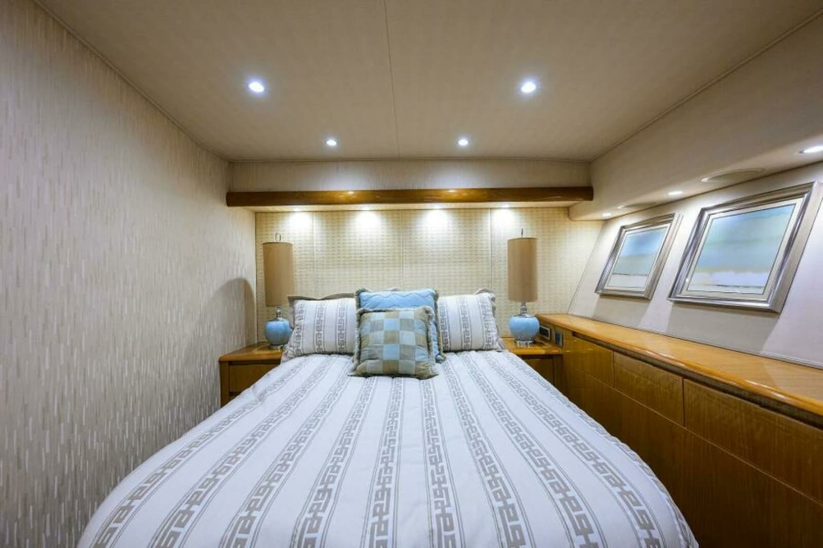 Viking 82 BLU FROG - Forward Port Stateroom