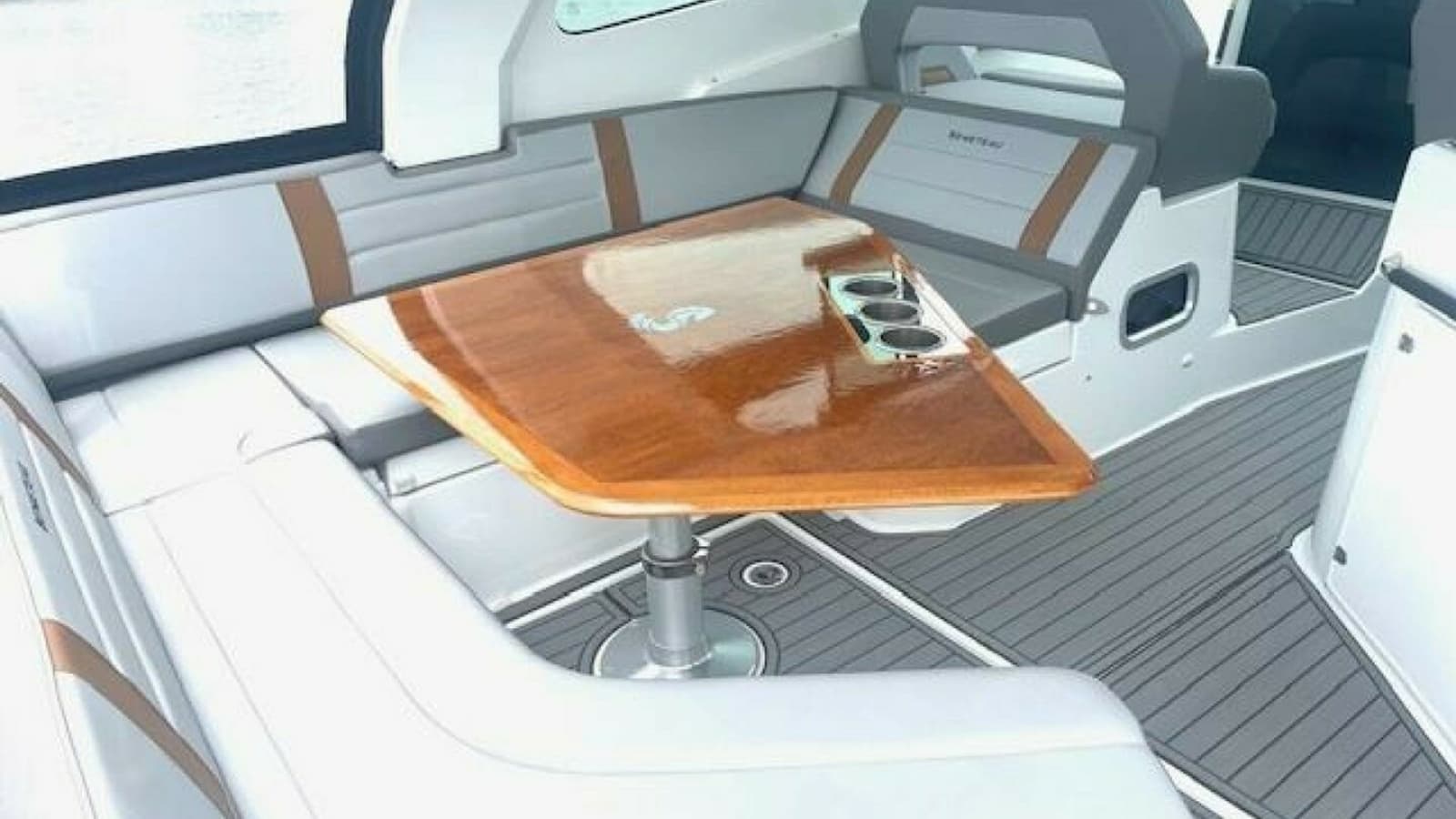 2022 Beneteau 32 Gran Turismo "FORTUNA" - Cockpit Seating Area
