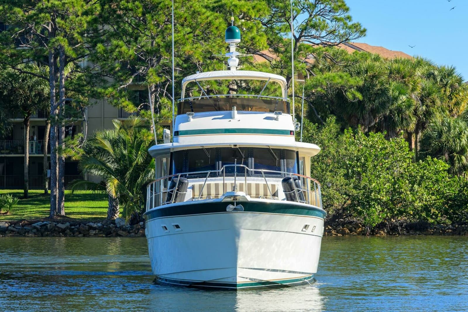 Hatteras 63 - Phantom - Bow Profil