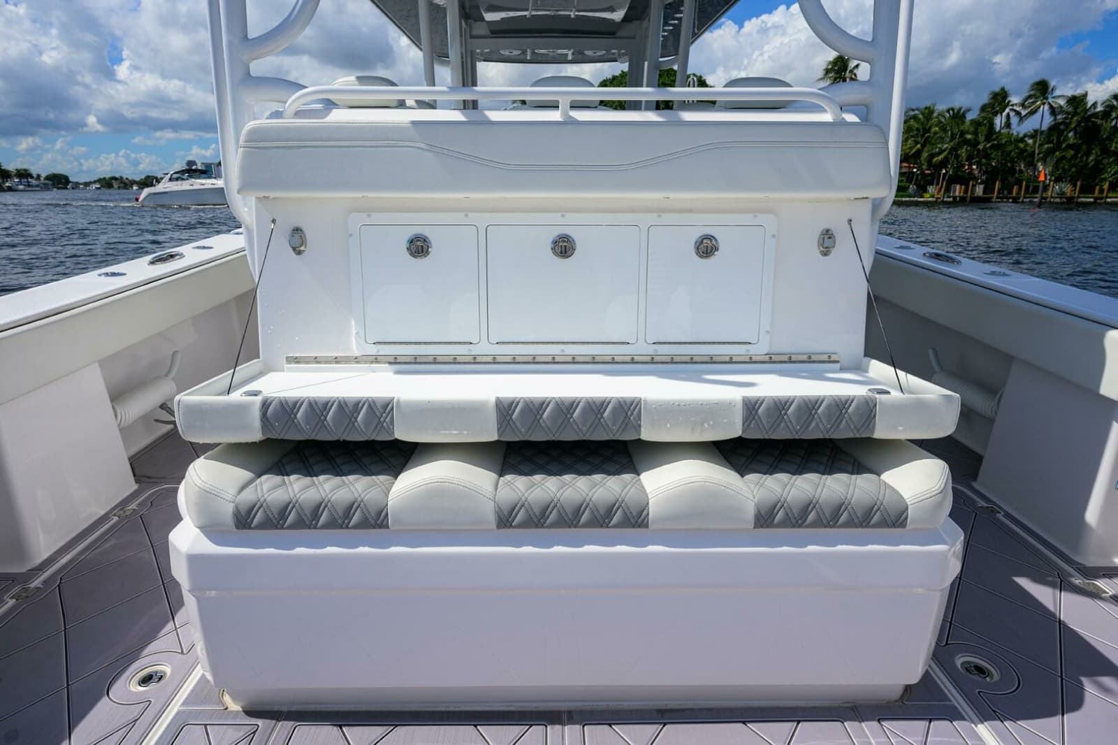 Invincible 46 Argento II - Exterior Cockpit