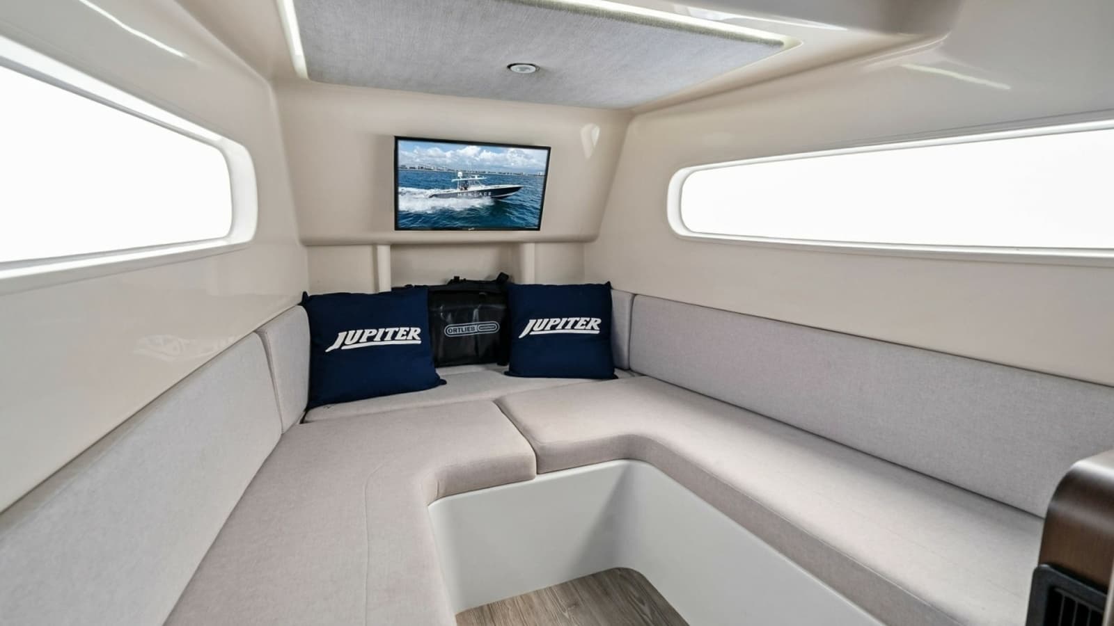 2020 Jupiter 43 Center Console MENACE V-Berth