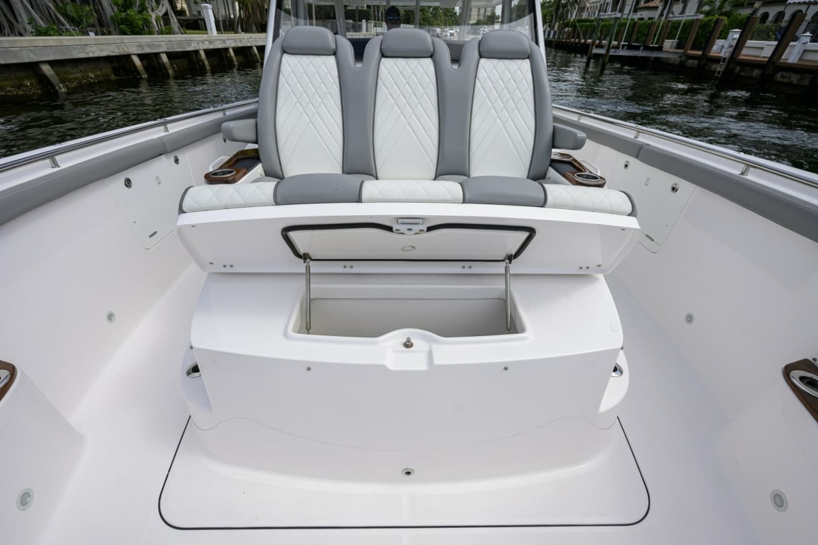 Everglades 45 GALLANT LADY - Bow