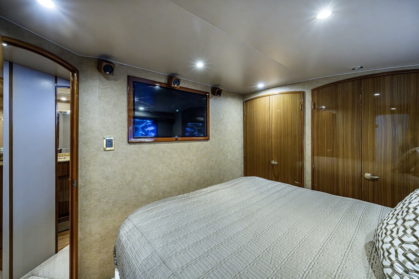 Viking 64 BIG BLUE - Master Stateroom