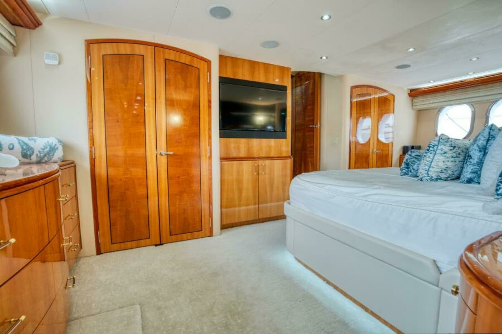 2007 Hatteras 80 Enclosed Bridge