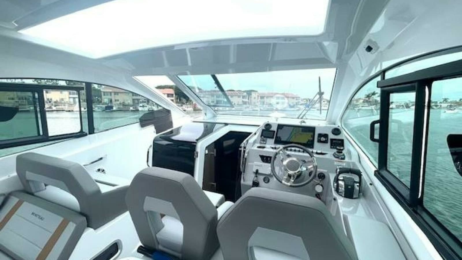 2022 Beneteau 32 Gran Turismo "FORTUNA" - Modern Helm Station with Skylight