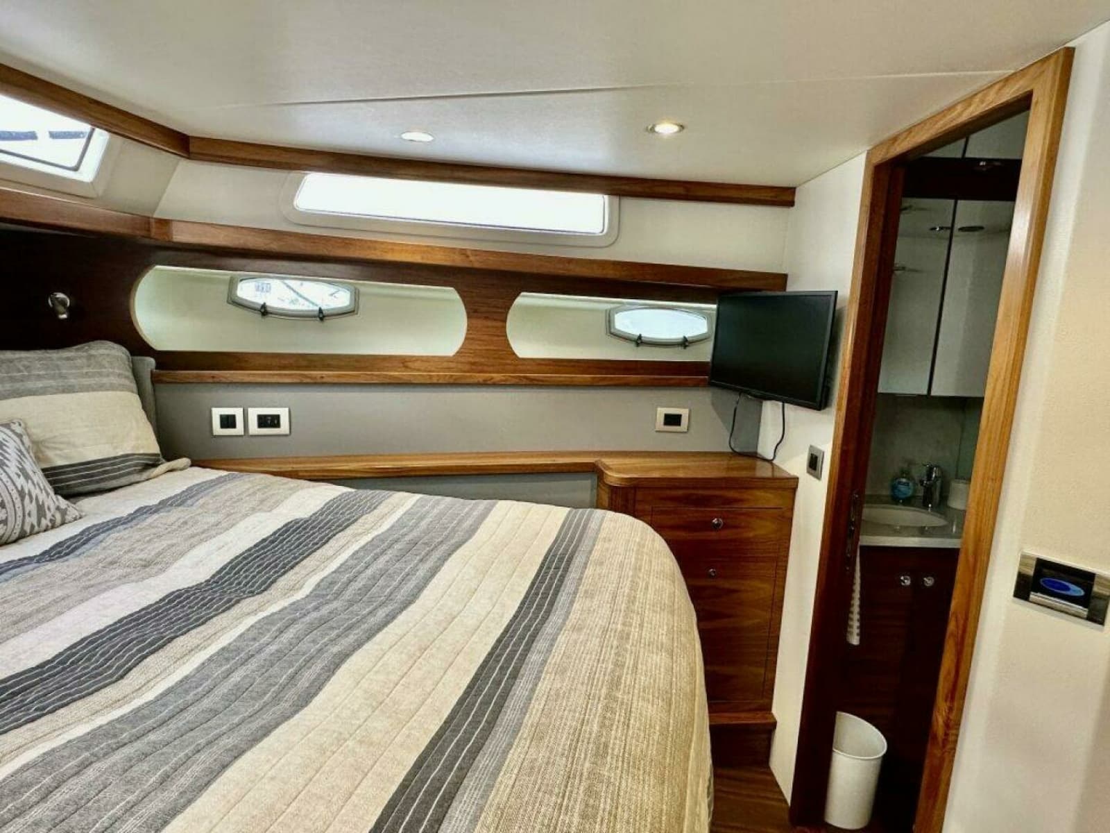 Outer Reef 62 SOUTH  PAWS - VIP Stateroom