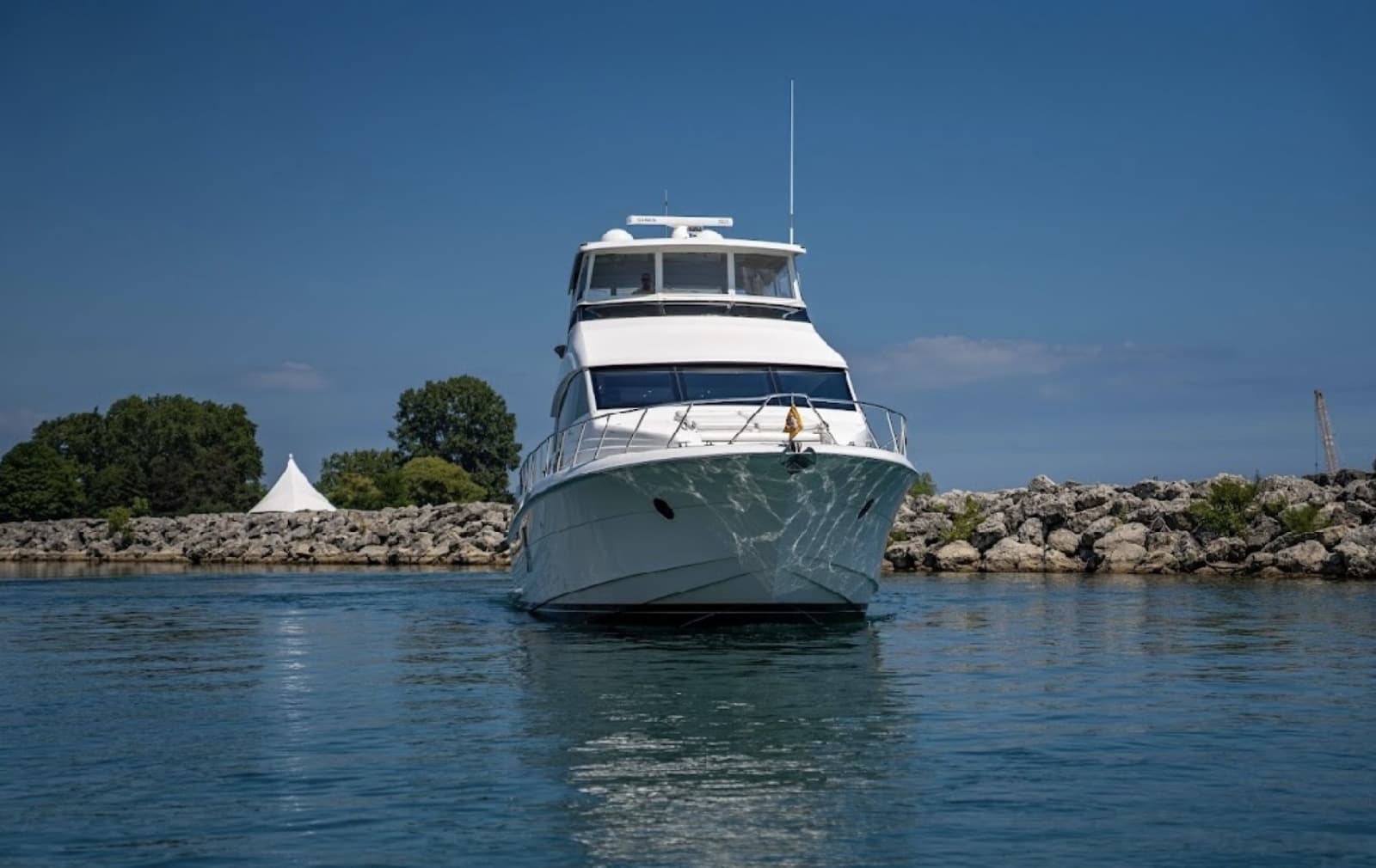 Hatteras 60 OVATION - Bow Profile