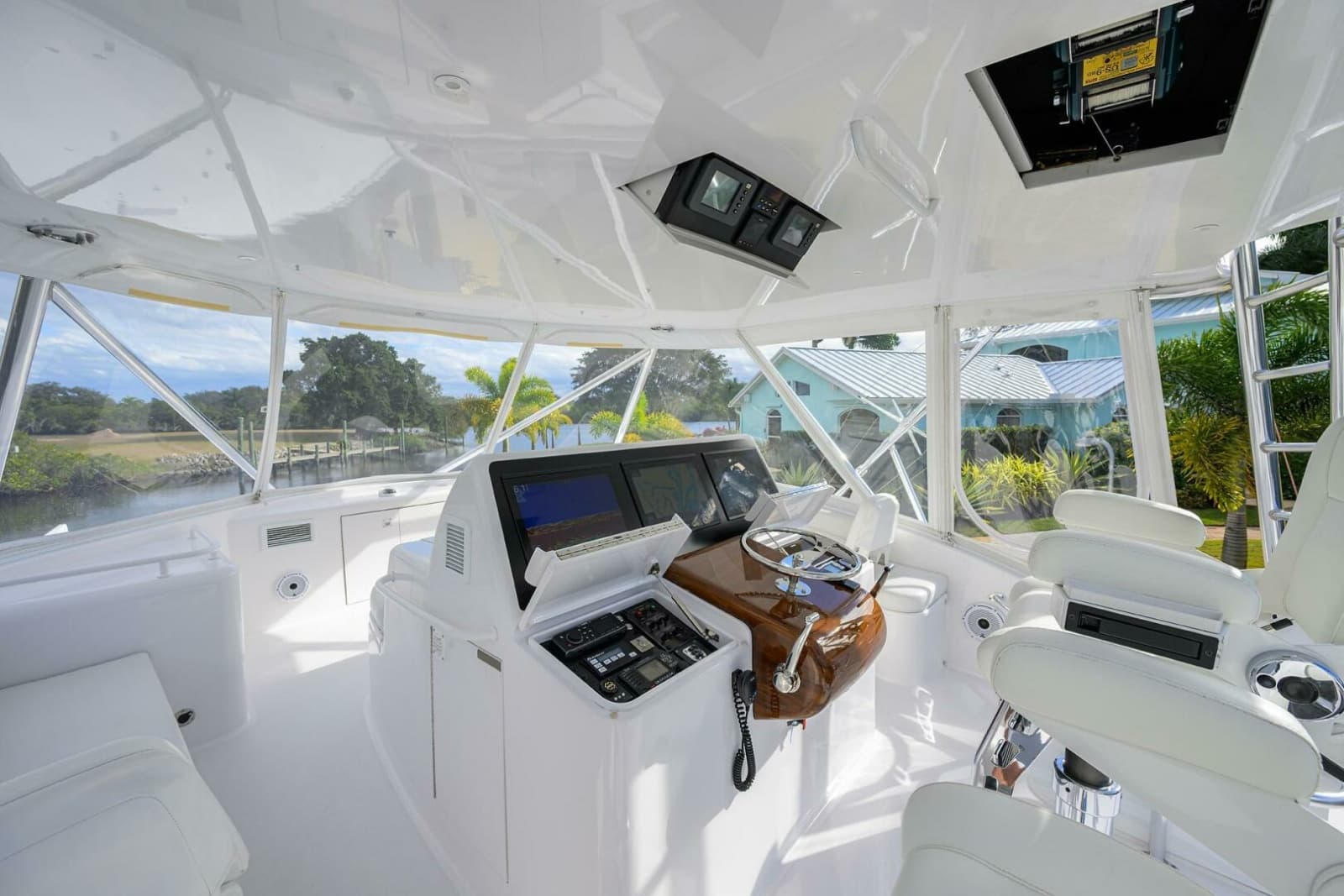 Hatteras 63 Reelin N Dealin - Exterior Flybridge