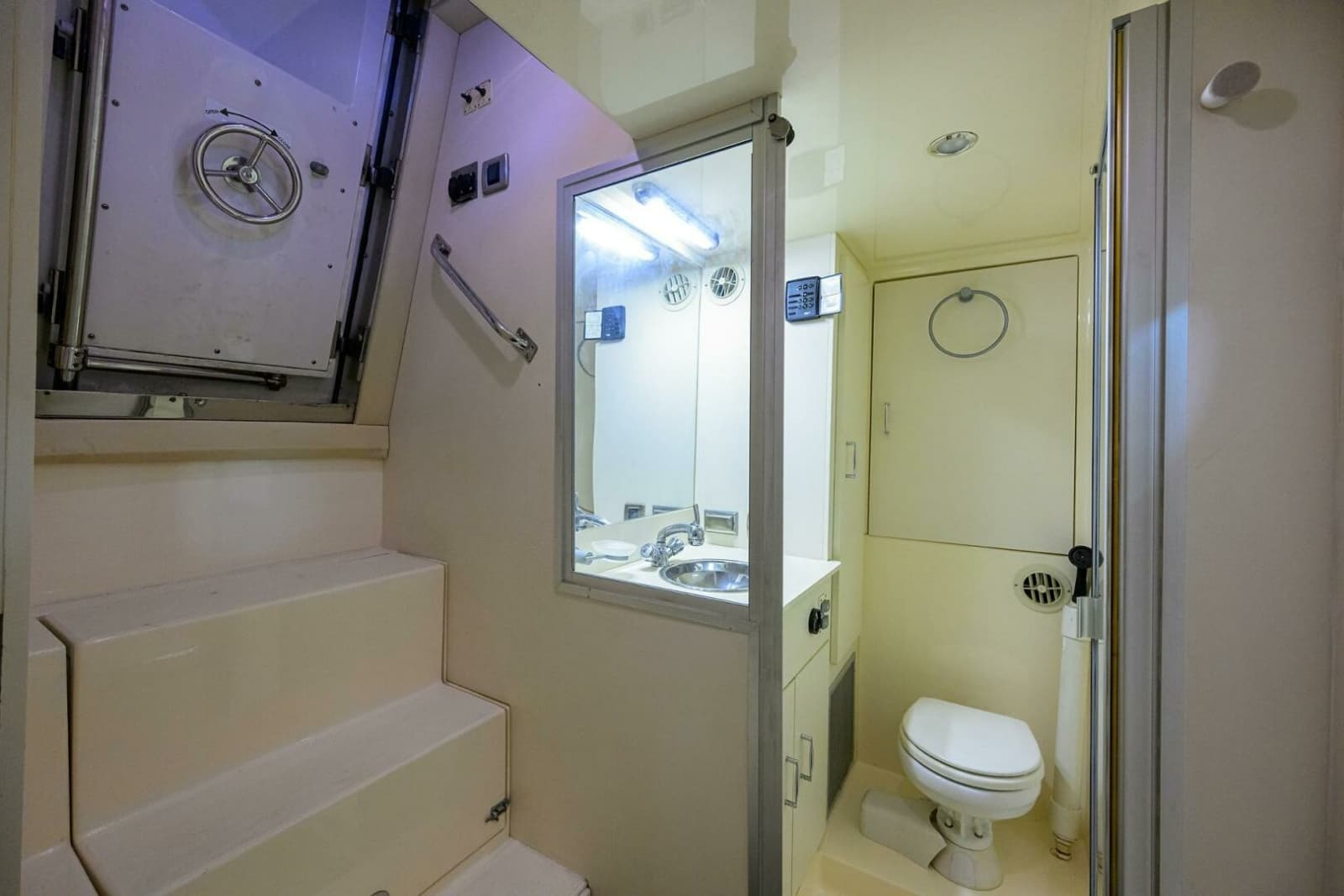 2005 Marquis 65 Motor Yacht