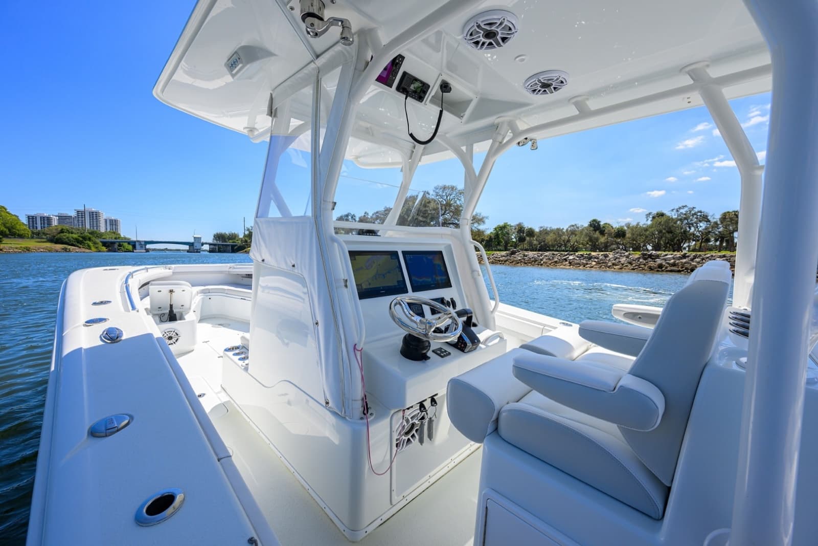 Yellowfin 34 - Helm