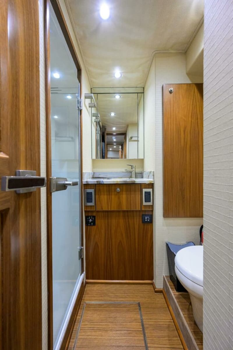 Viking  92 SPECULATOR - Crew Quarters Head