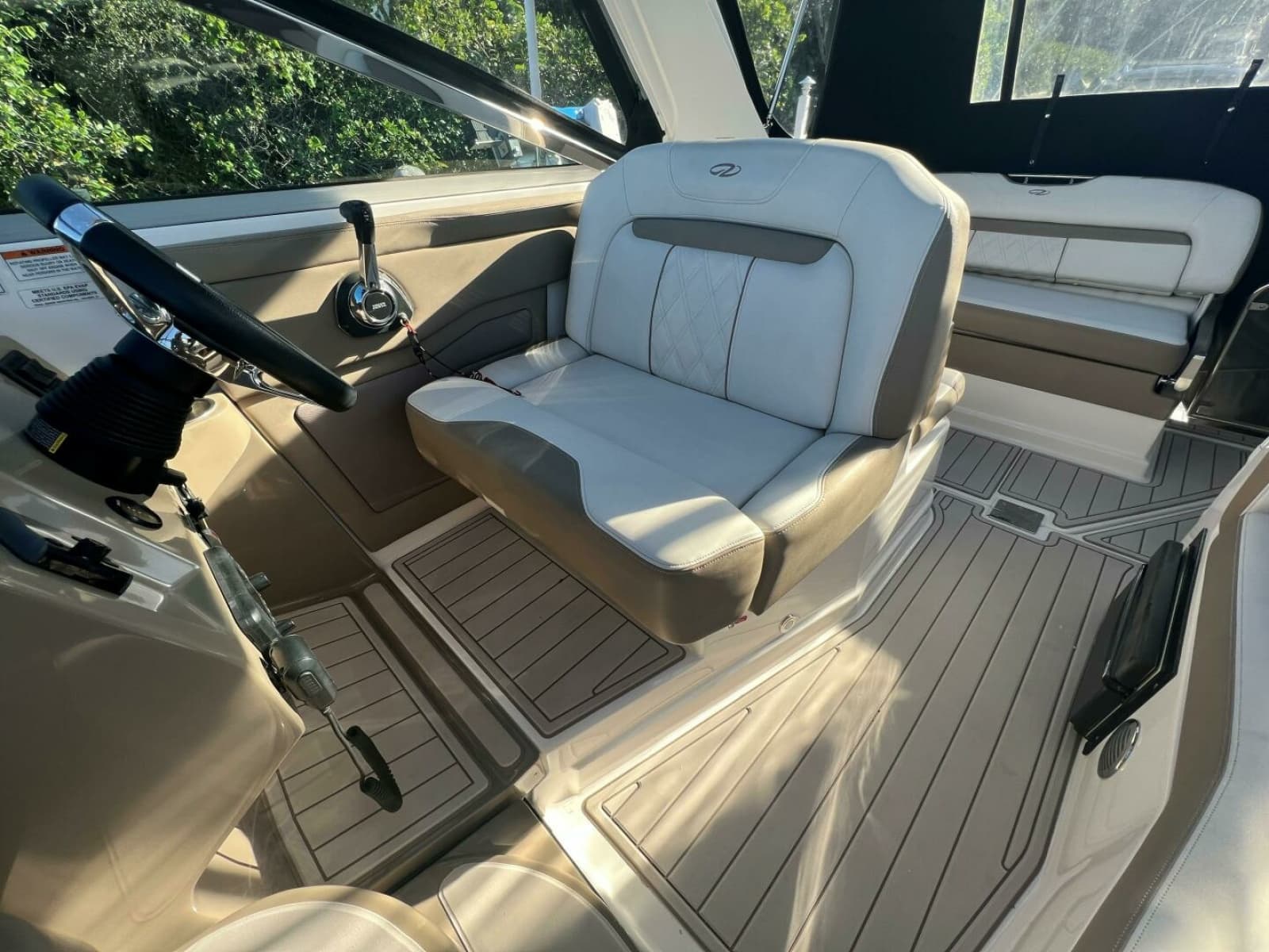 Regal 28 Express-Helmseat