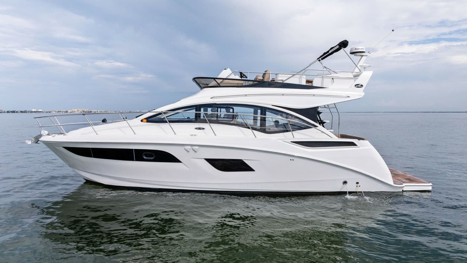 Profile View of Sea Ray 400 Fly