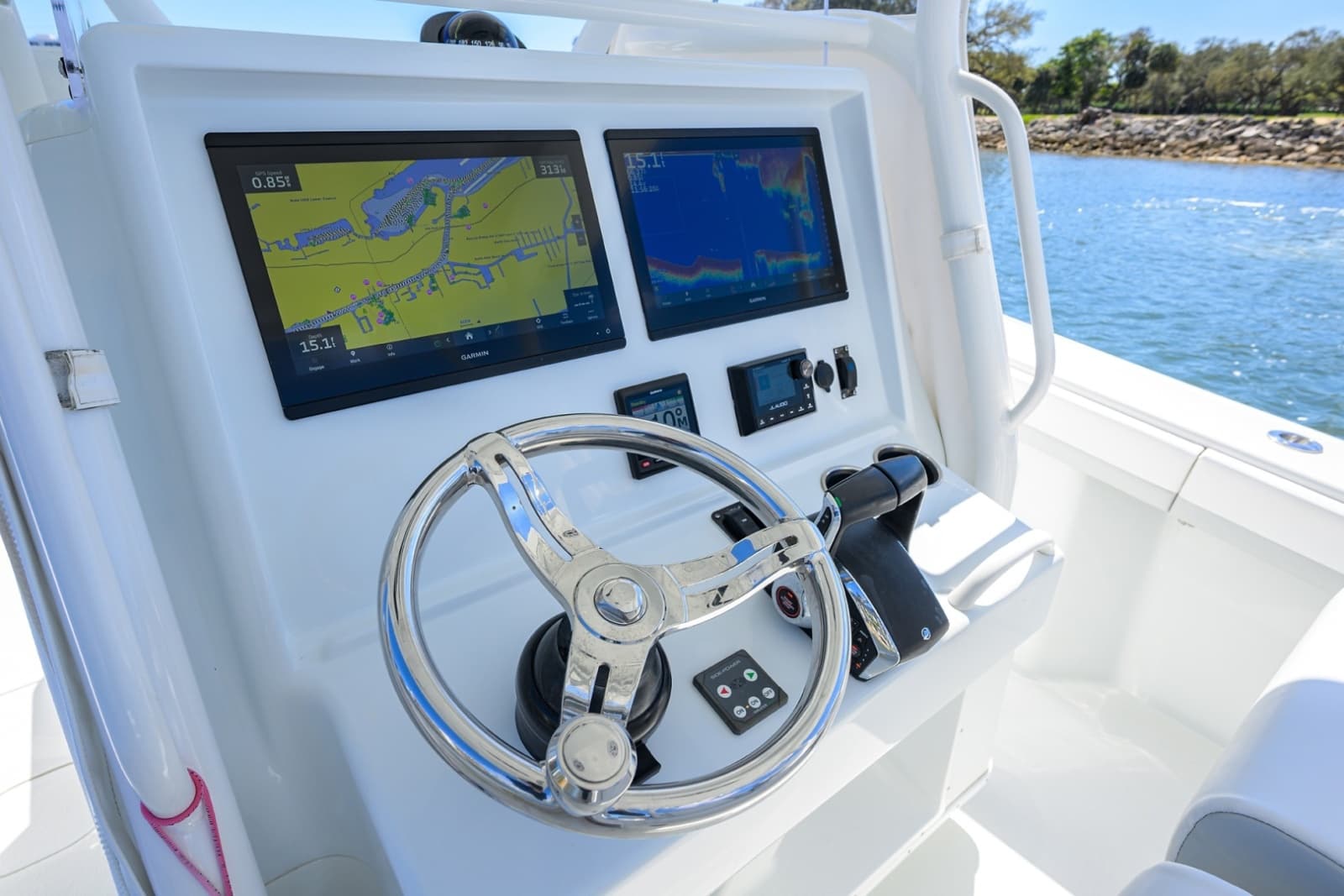 Yellowfin 34 - Helm