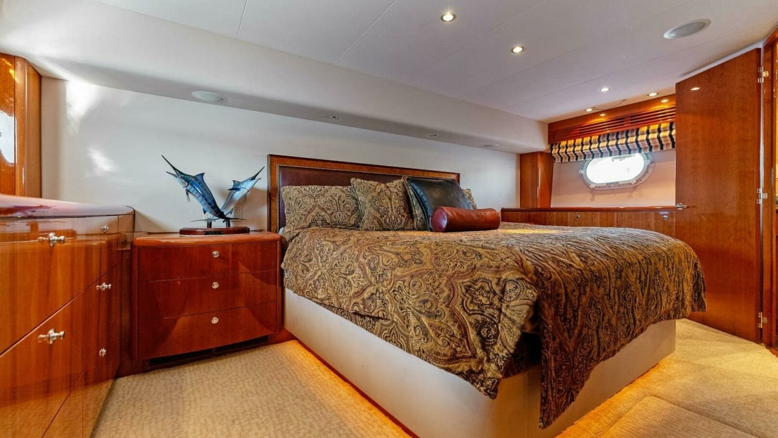 2007 Hatteras 64 Convertible CHUPACABRA - Luxurious Master Stateroom Interior
