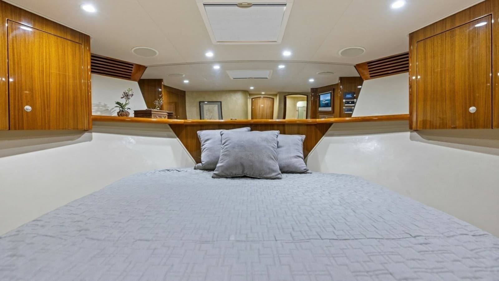 2008 Viking 68 Skybridge "Liquid Apple"