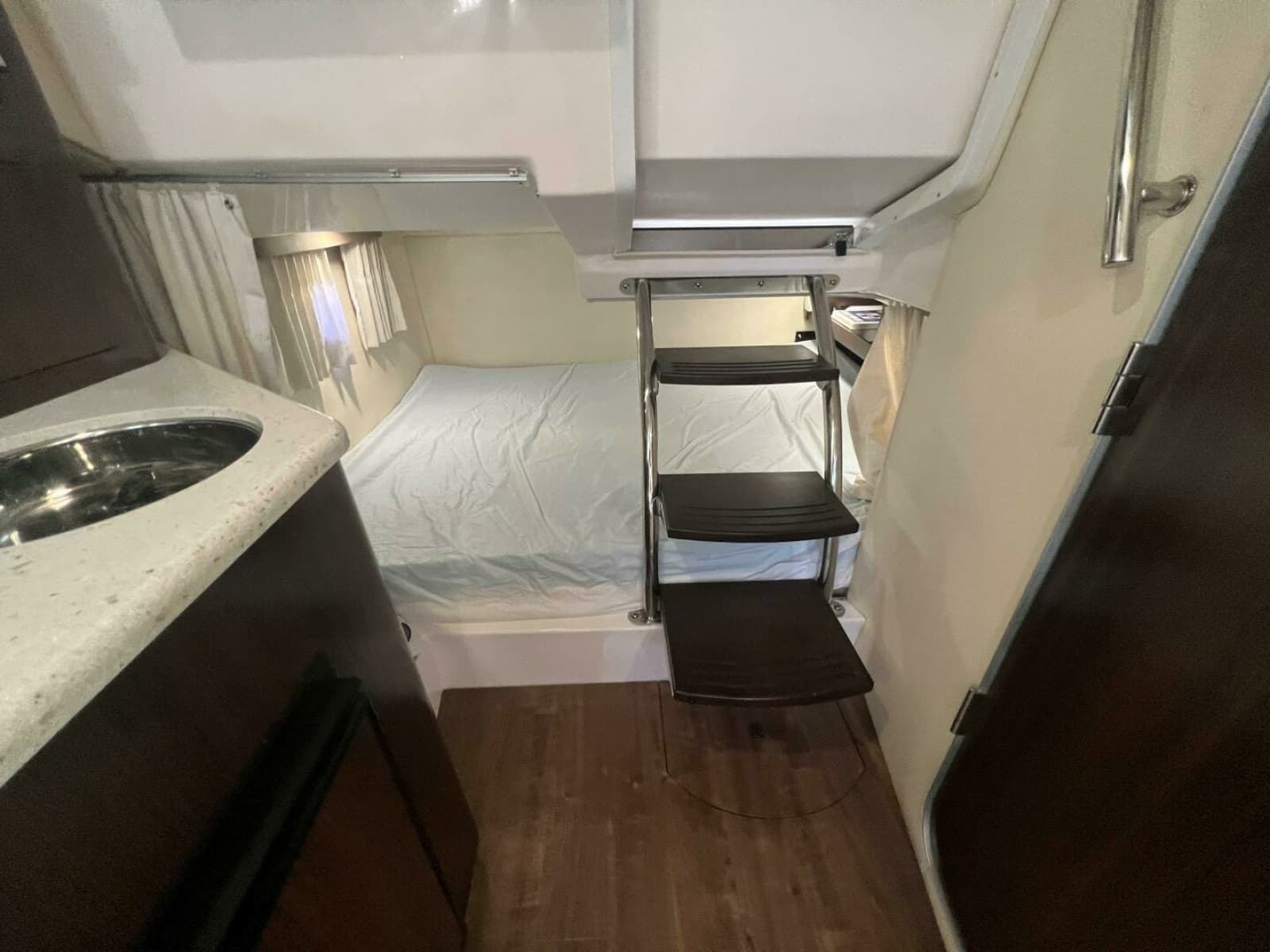 Regal 28 Express-Cabin