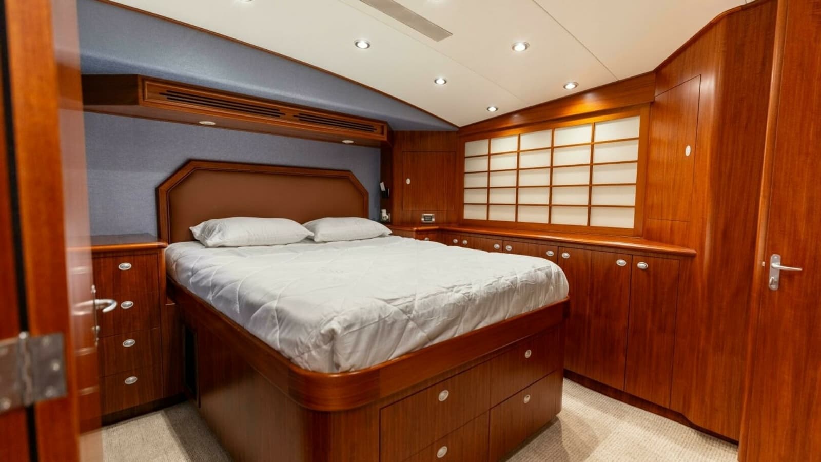 2006 Jim Smith 68 Convertible- Master Stateroom