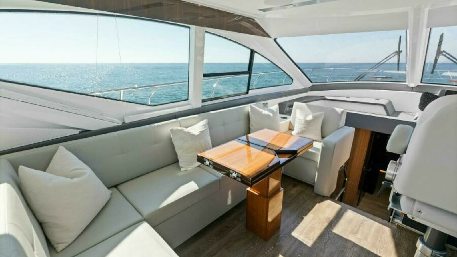 2023 Cruisers Yachts 60 Cantius Fly- Dinette
