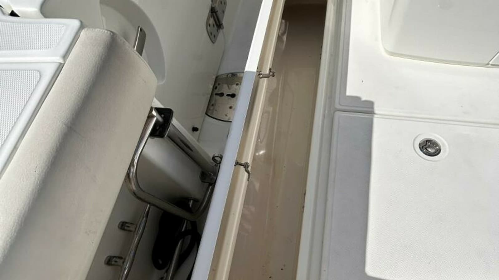 2017 33 Boston Whaler 330 Outrage In Deck Fish Boxes (1)