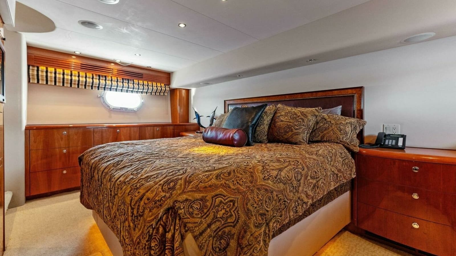 2007 Hatteras 64 Convertible CHUPACABRA - Luxurious Master Stateroom