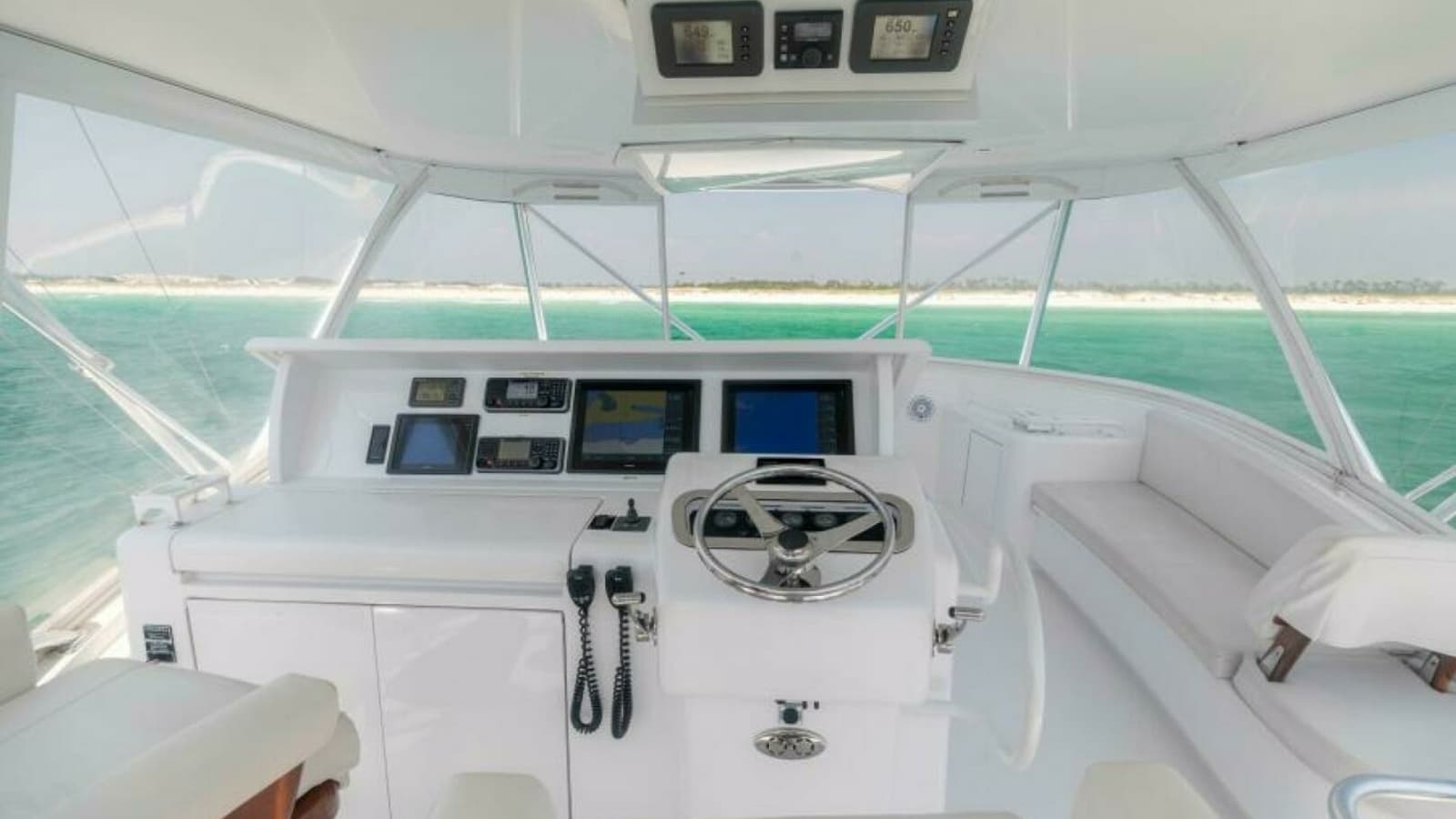 2008 Hatteras 60 Convertible Helm 3