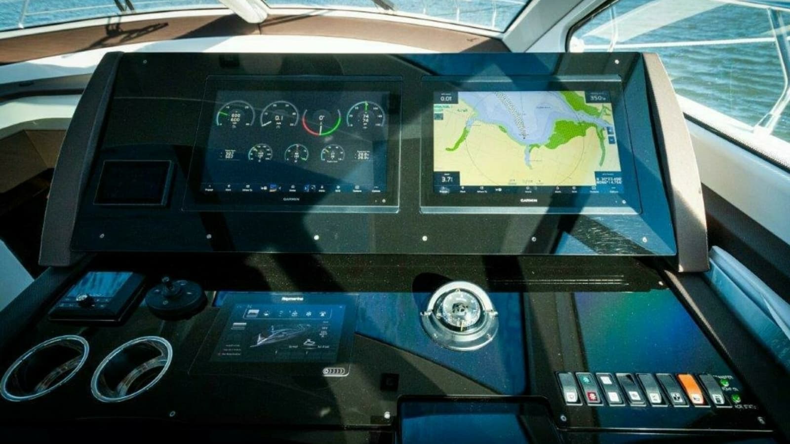2020 Cruisers Yachts- HARPER BELL- Helm 2