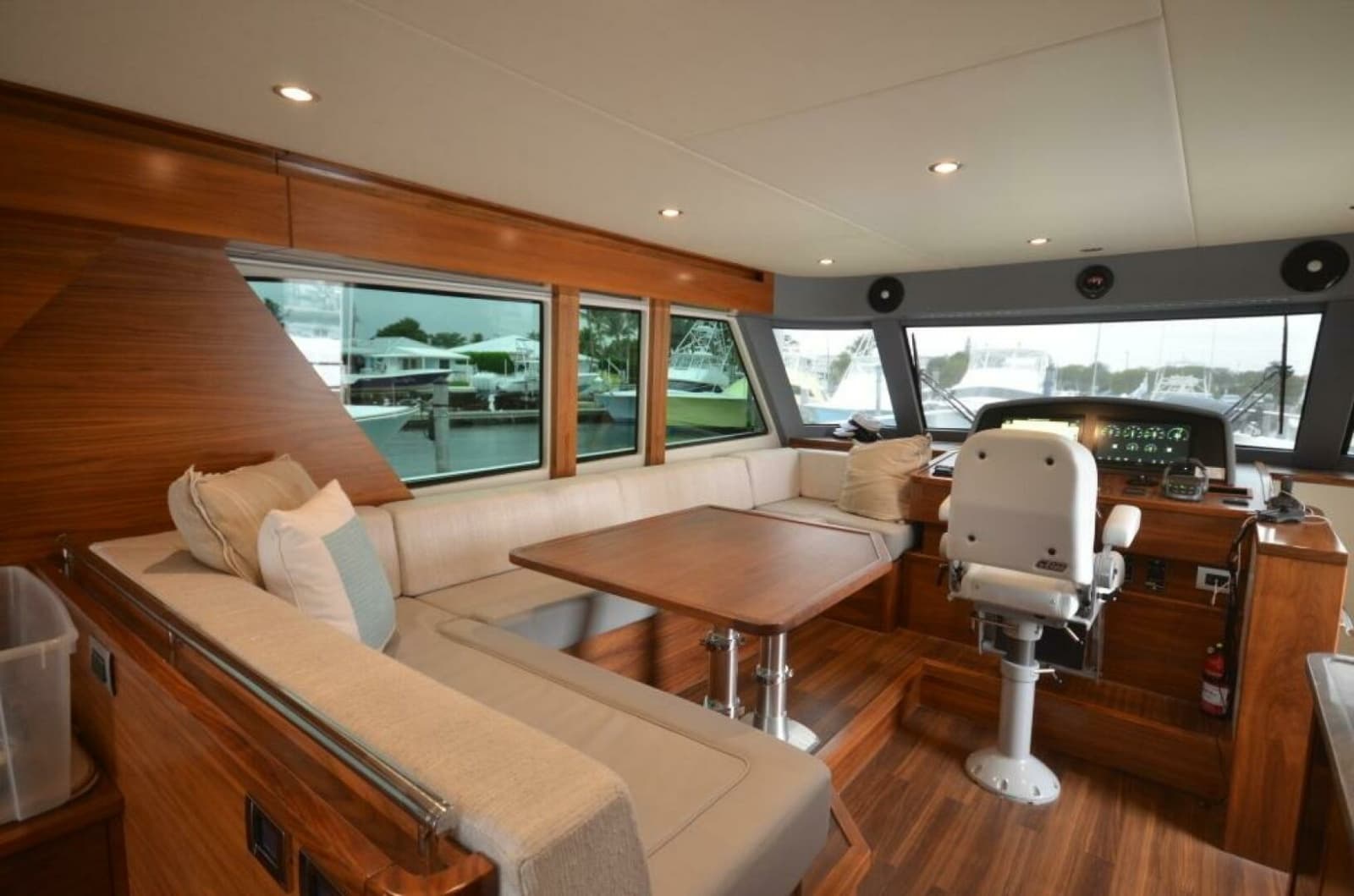 Outer Reef 62 SOUTH  PAWS - Helm