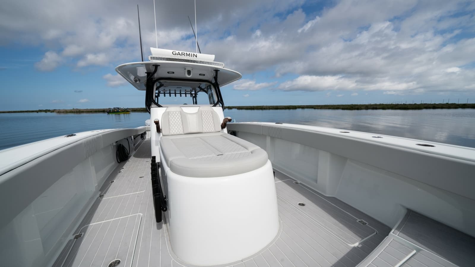 Spacious Bow with Sunpad