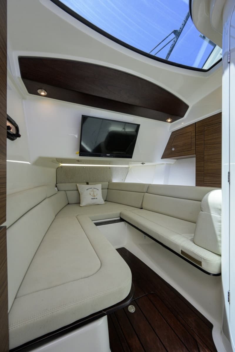 Boston Whaler 35 - DERRYN -  Cabin