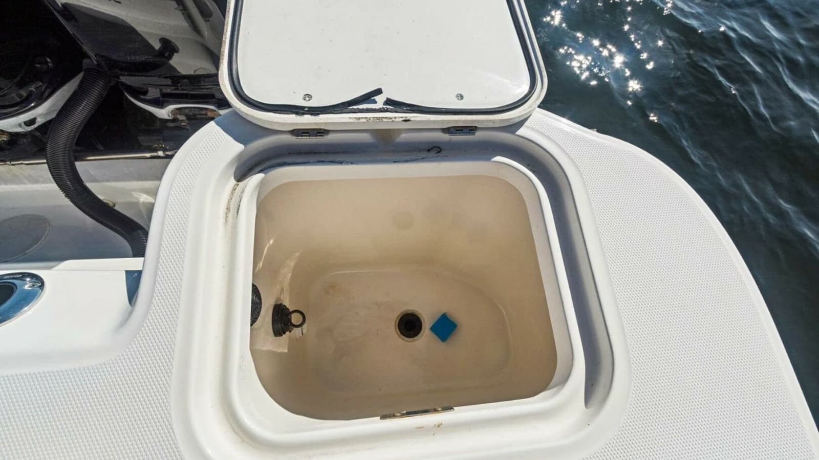 Aft Deck Livewell Compartment