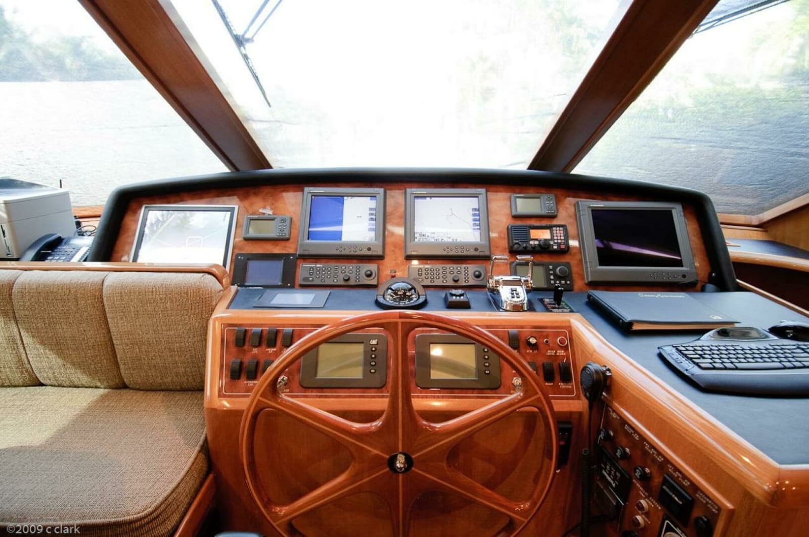 2005 Ocean Alexander 58 - Helm