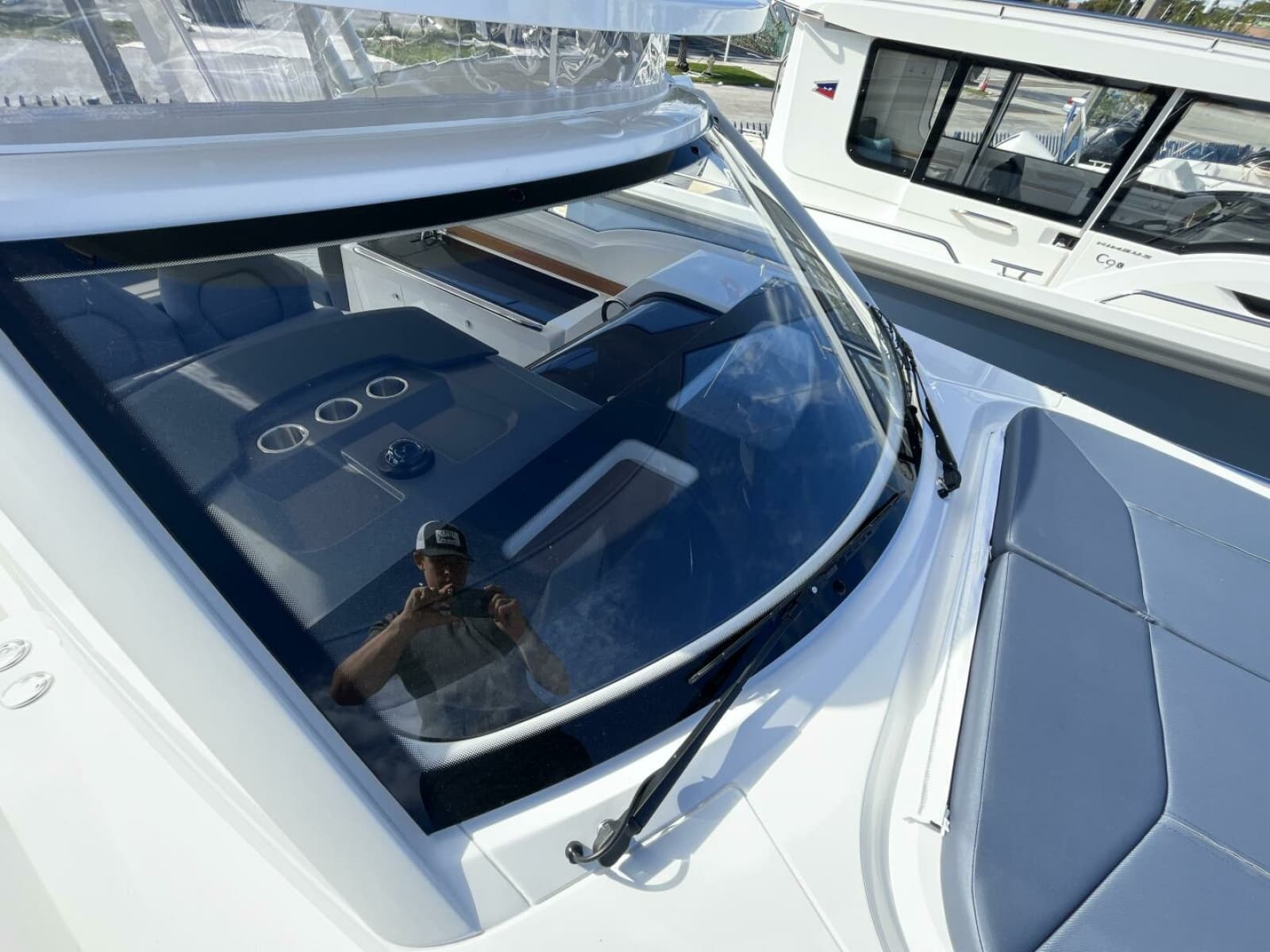 Nimbus Weekender 9 Windshield