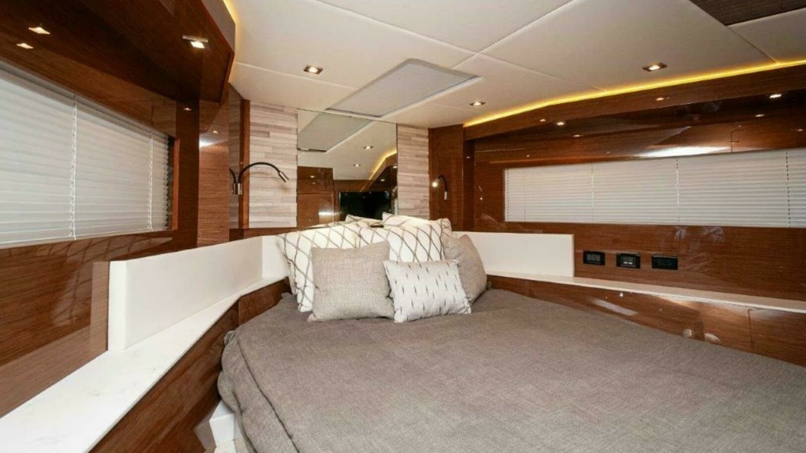 2020 Cruisers Yachts- HARPER BELL- VIP SR