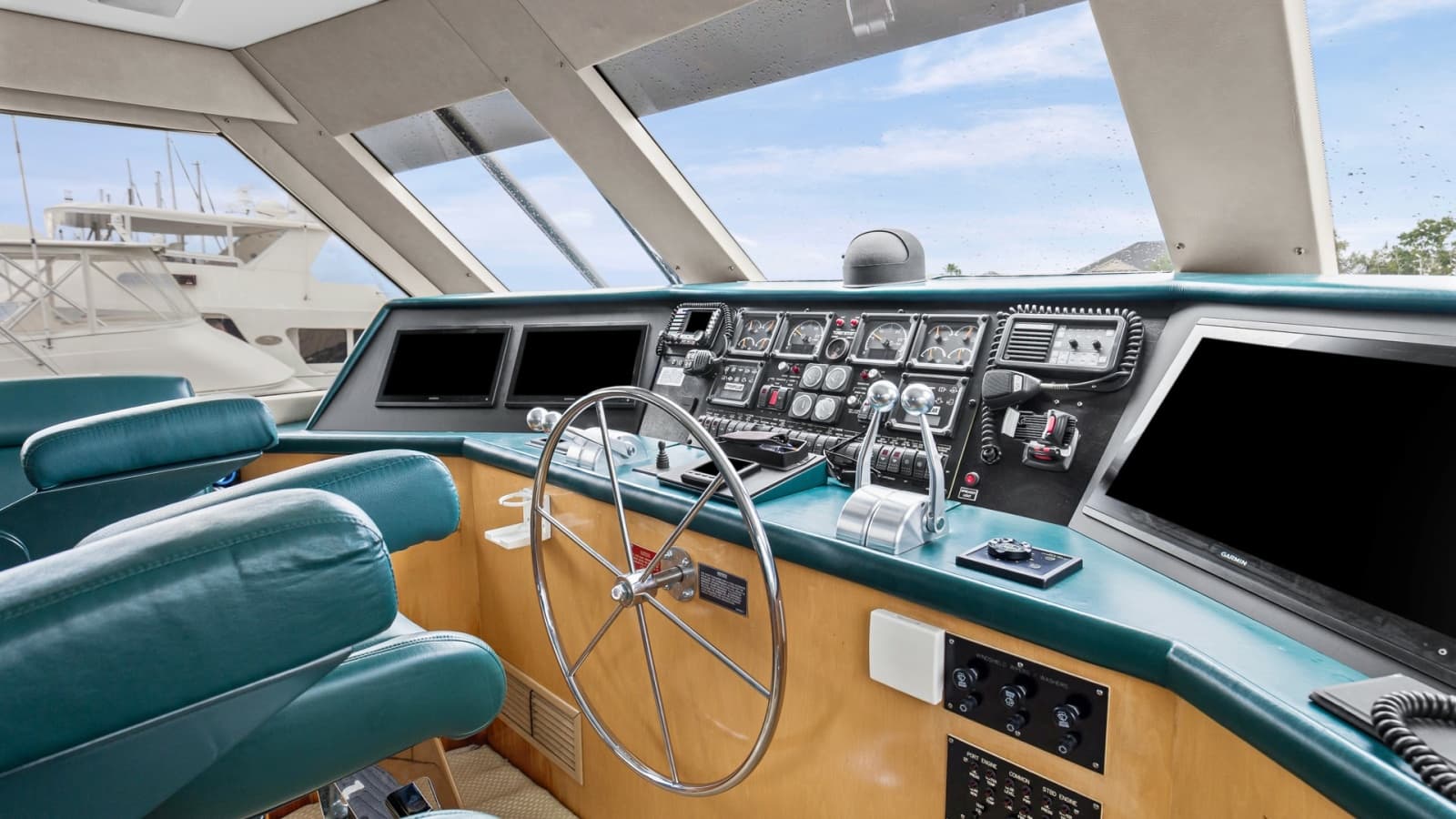 1999 Hatteras 60 Enclosed Bridge Better Days Bridge