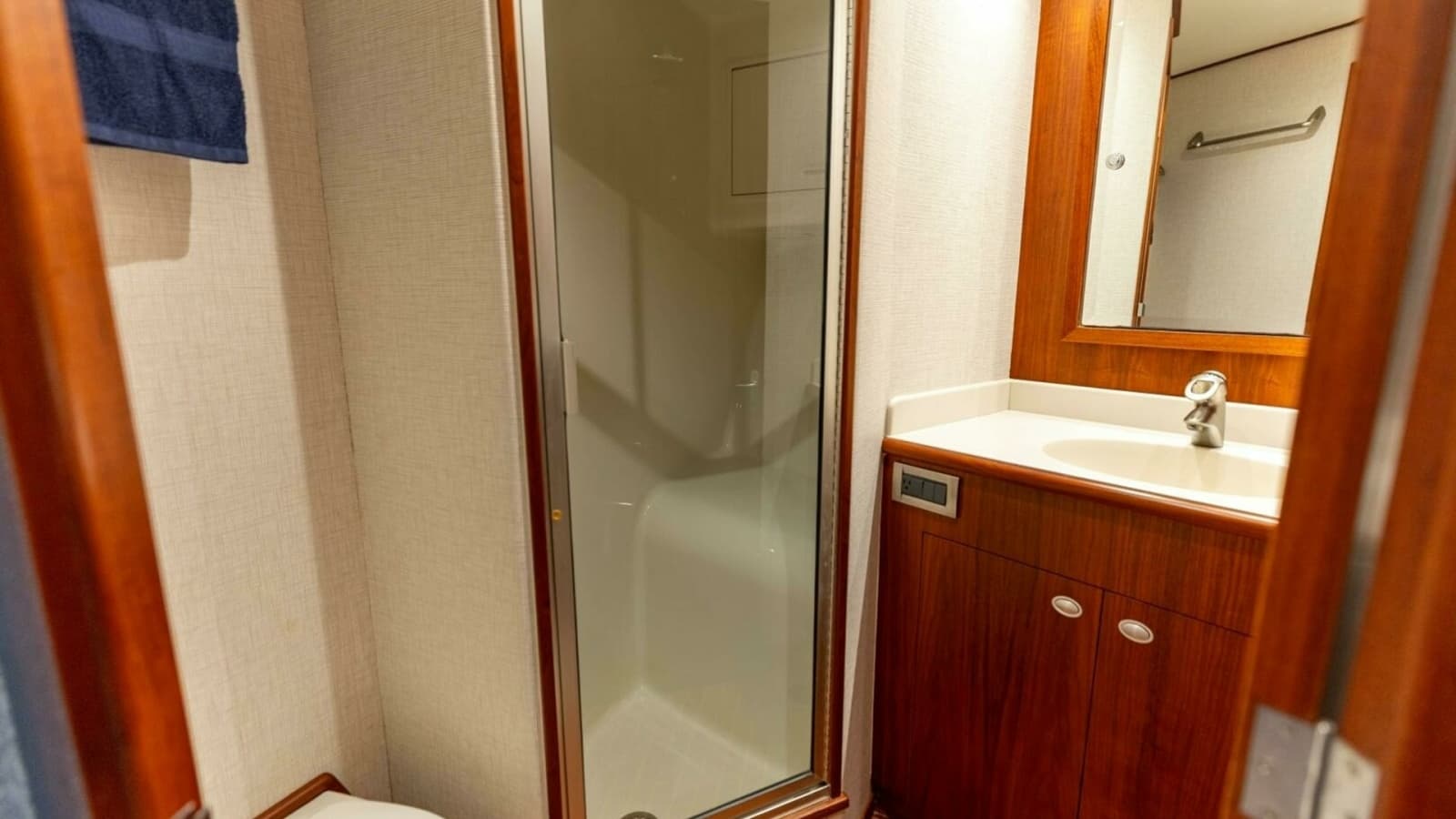 2006 Jim Smith 68 Convertible- Forward Stateroom Head