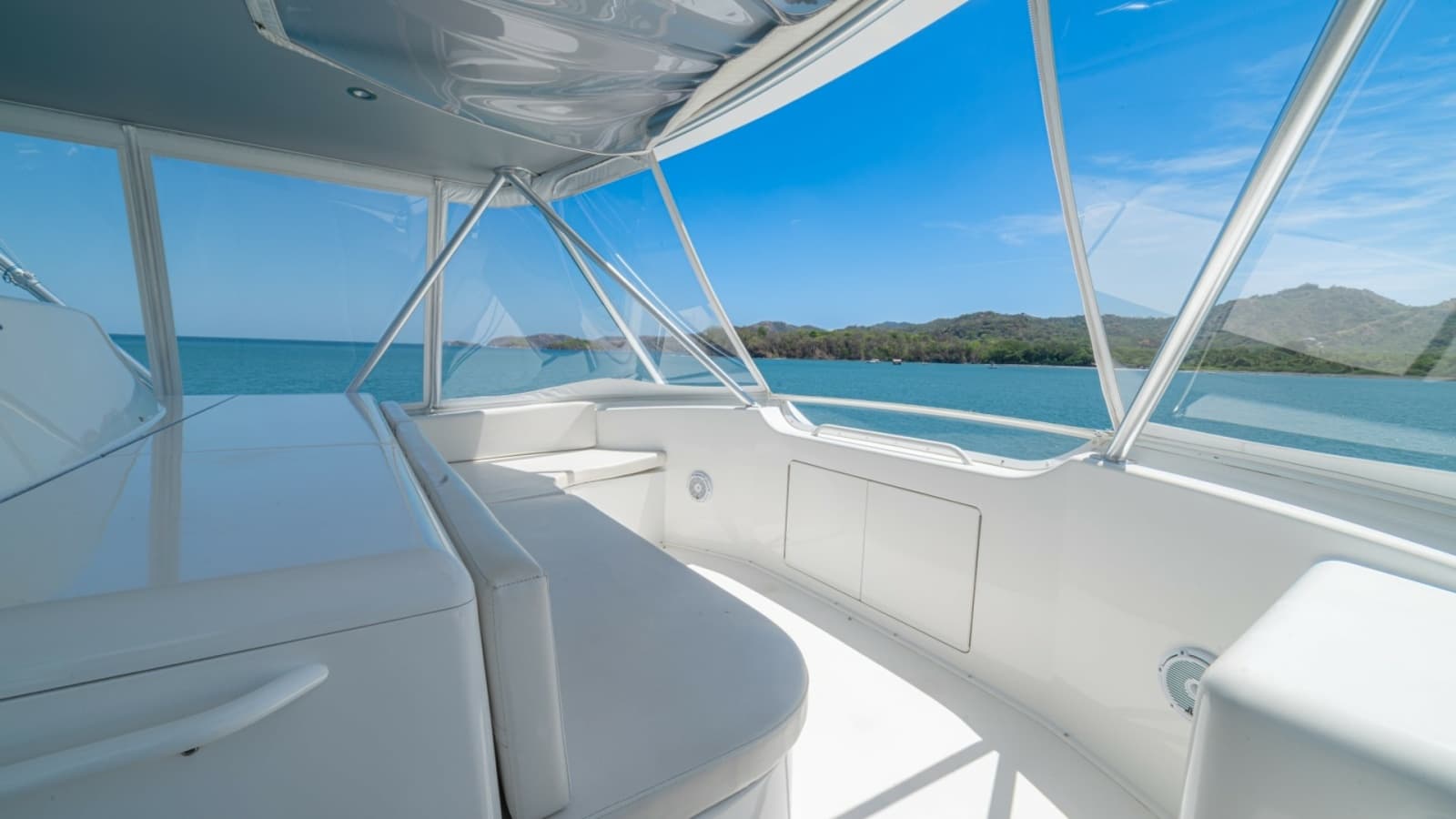 Flybridge Seating with Panoramic Views