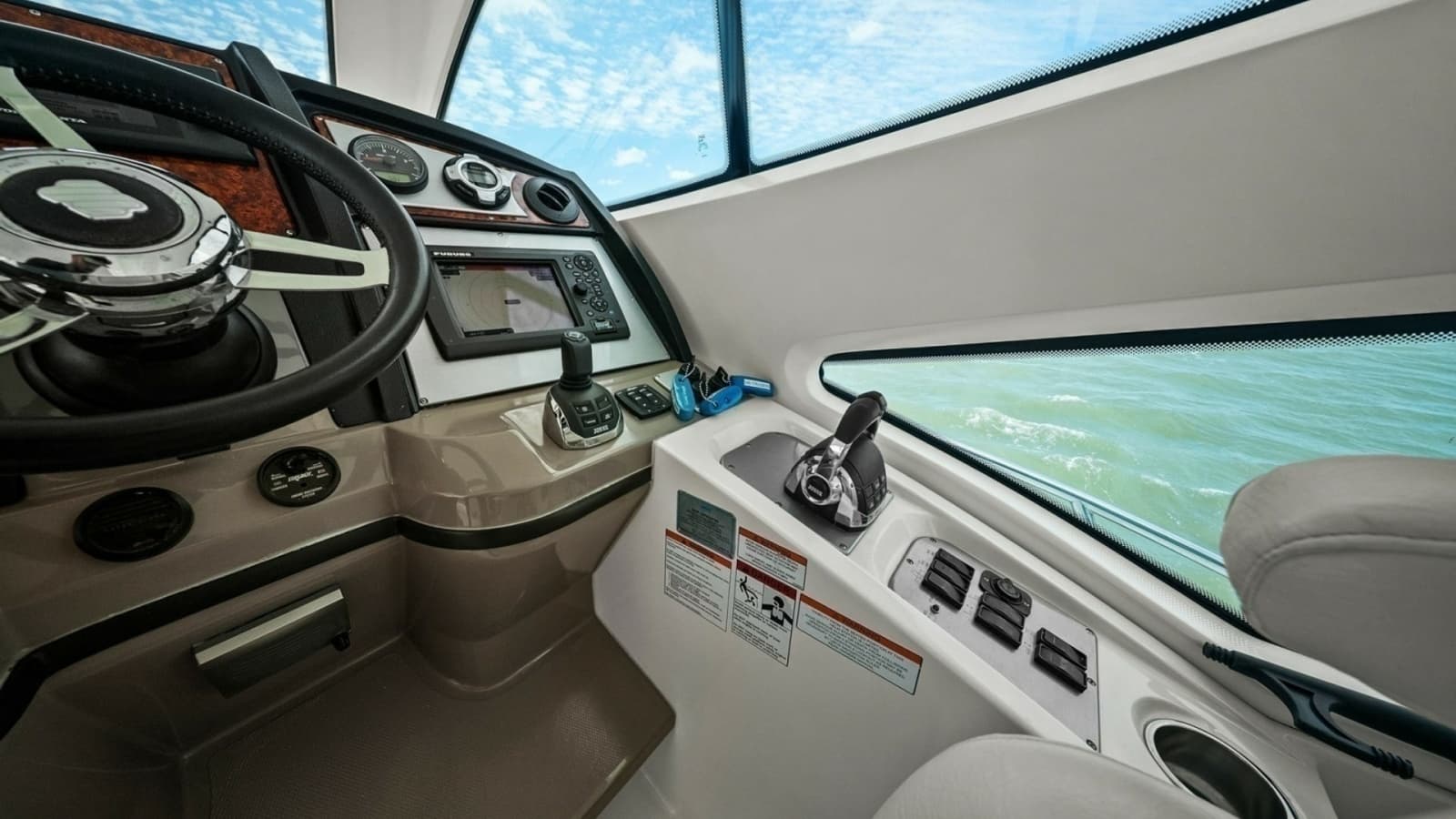 2012 Cruiser Yachts 54 Cantius - Helm