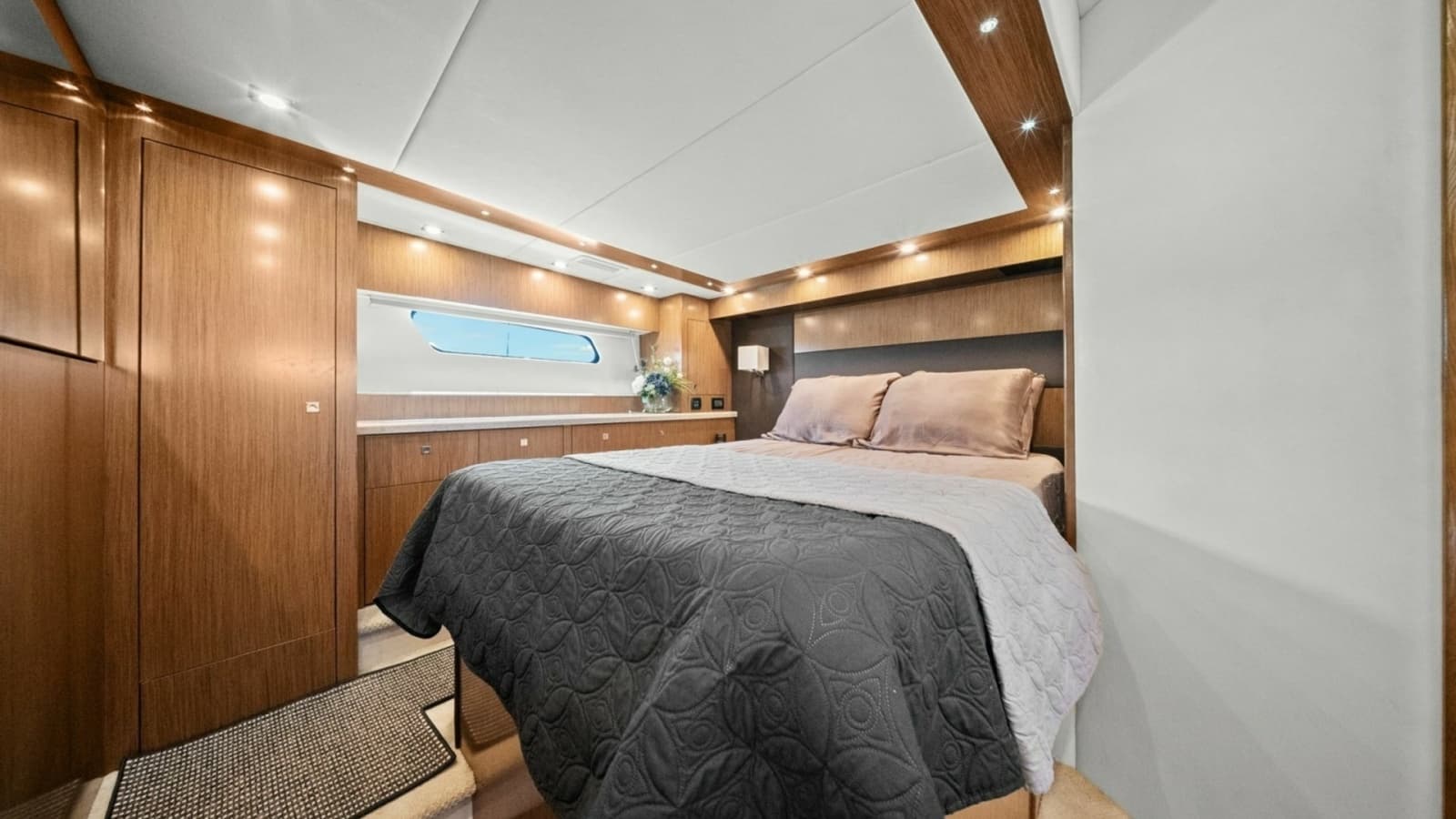 2014 Cruisers Yachts 48 Cantius