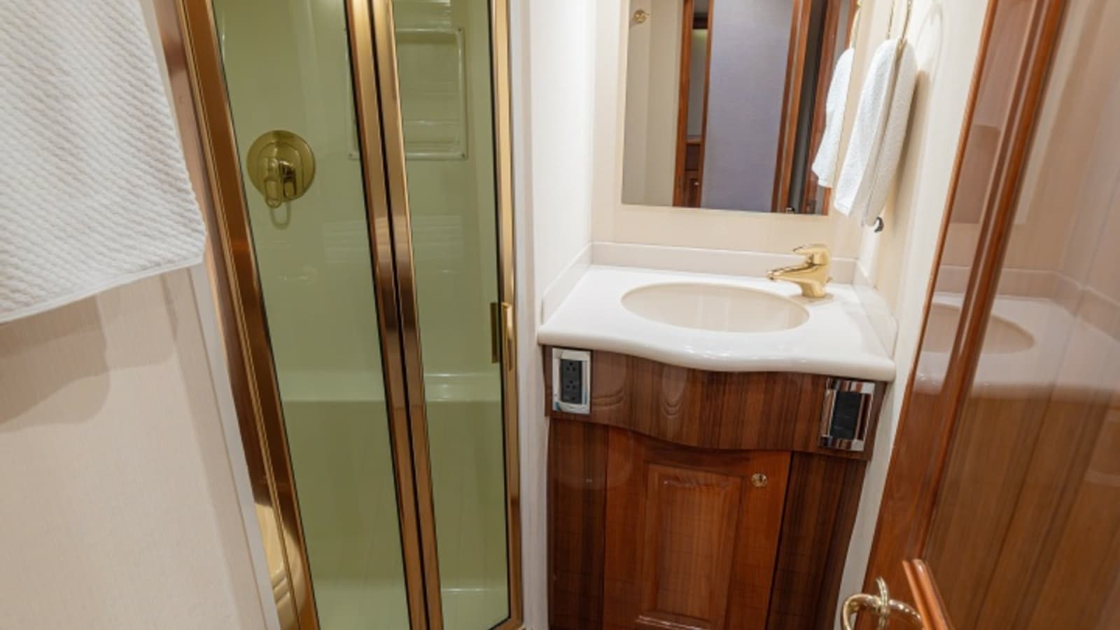 En-Suite Bathroom with Shower