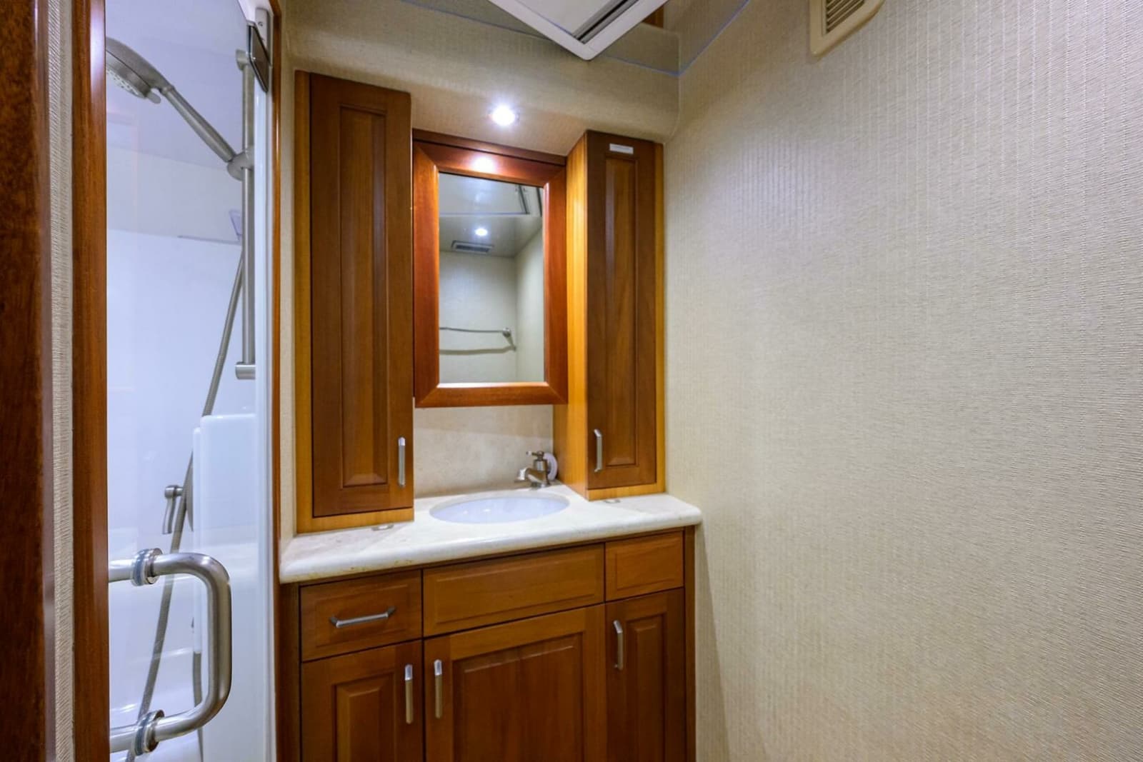 Hatteras 63 Reelin N Dealin - Interior Guest Stateroom Head