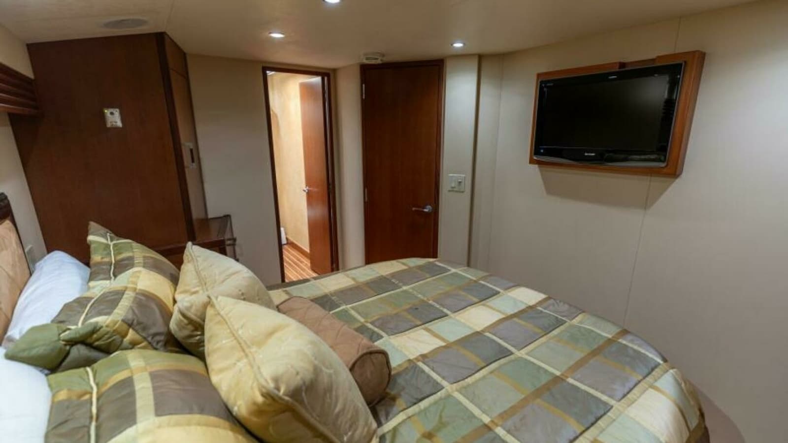 2008 Hatteras 60 Convertible Master Stateroom 2