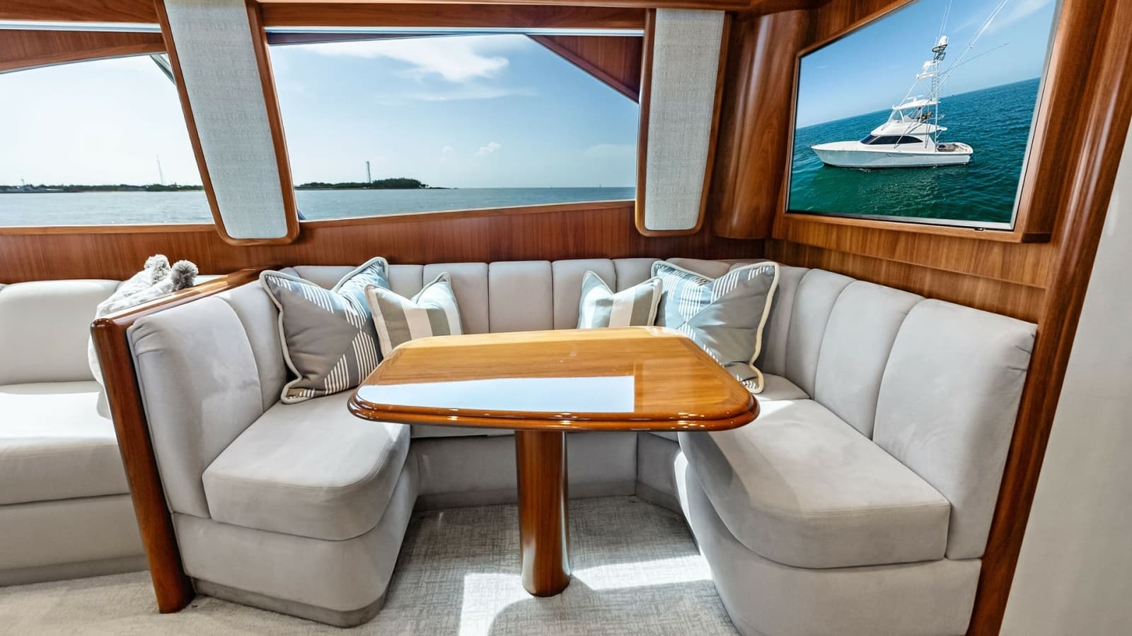 Salon Dinette with Panoramic Views