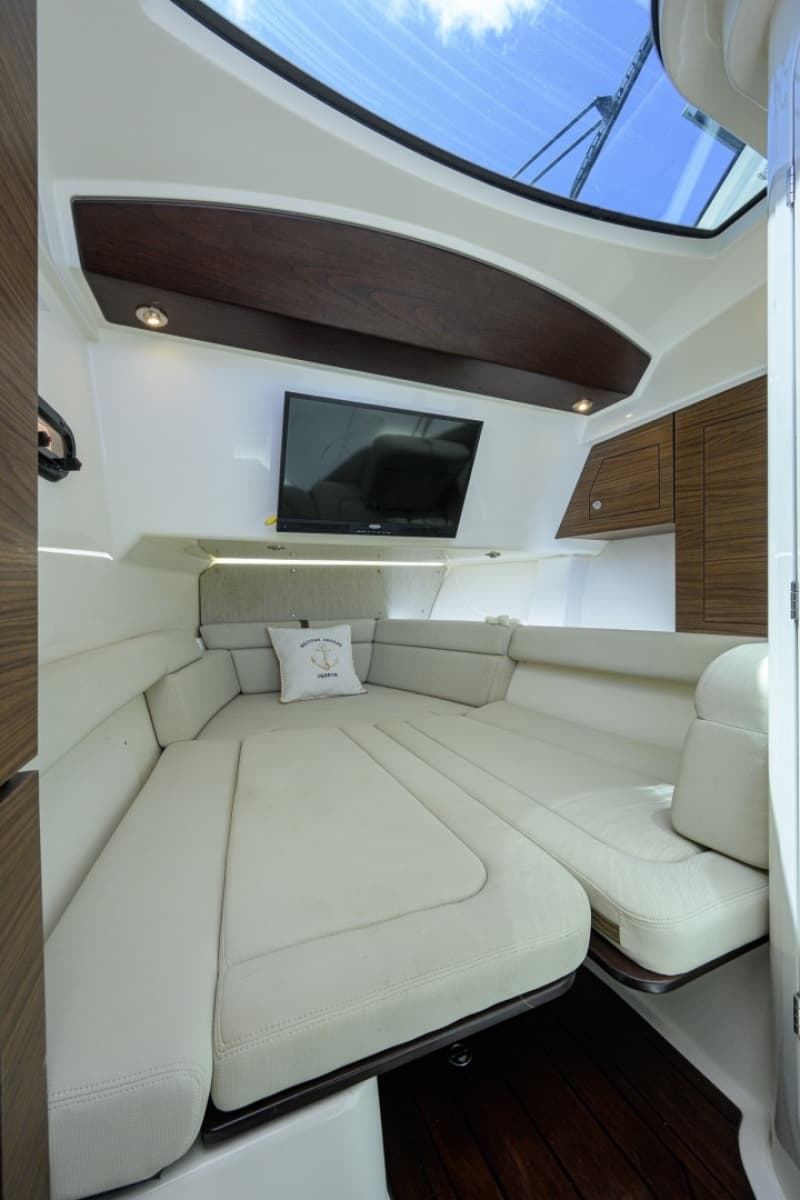 Boston Whaler 35 - DERRYN -  Cabin