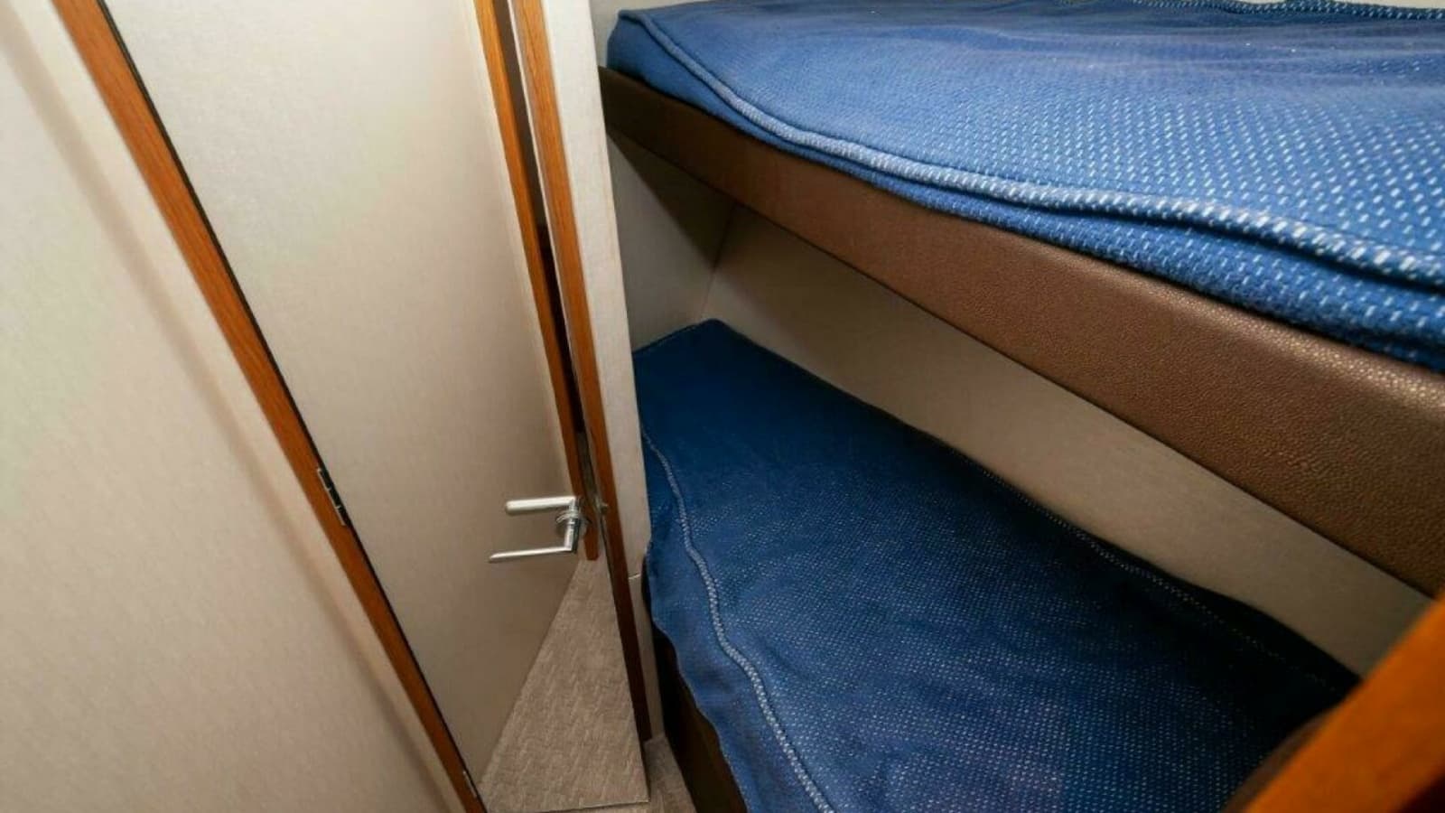 2016 Hatteras GT60 KNOT ON CALL FWD Bunkroom 2