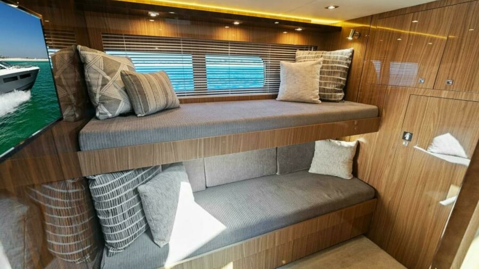 2023 Cruisers Yachts 60 Cantius Fly- Guest Stateroom
